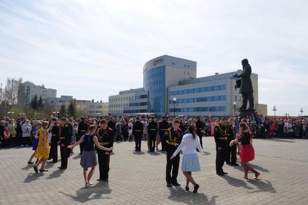 В Верхней Пышме студенты ТУ УГМК исполнили «Вальс Победы» - фото